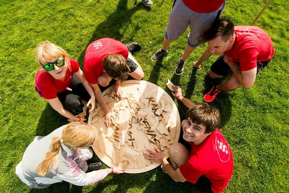 Психологический тренинг для подростков. Спортивные соревнования на свежем воздухе. Игры на нескольких человек. Люди играющие в настольные игры. Игры на нескольких человек.
