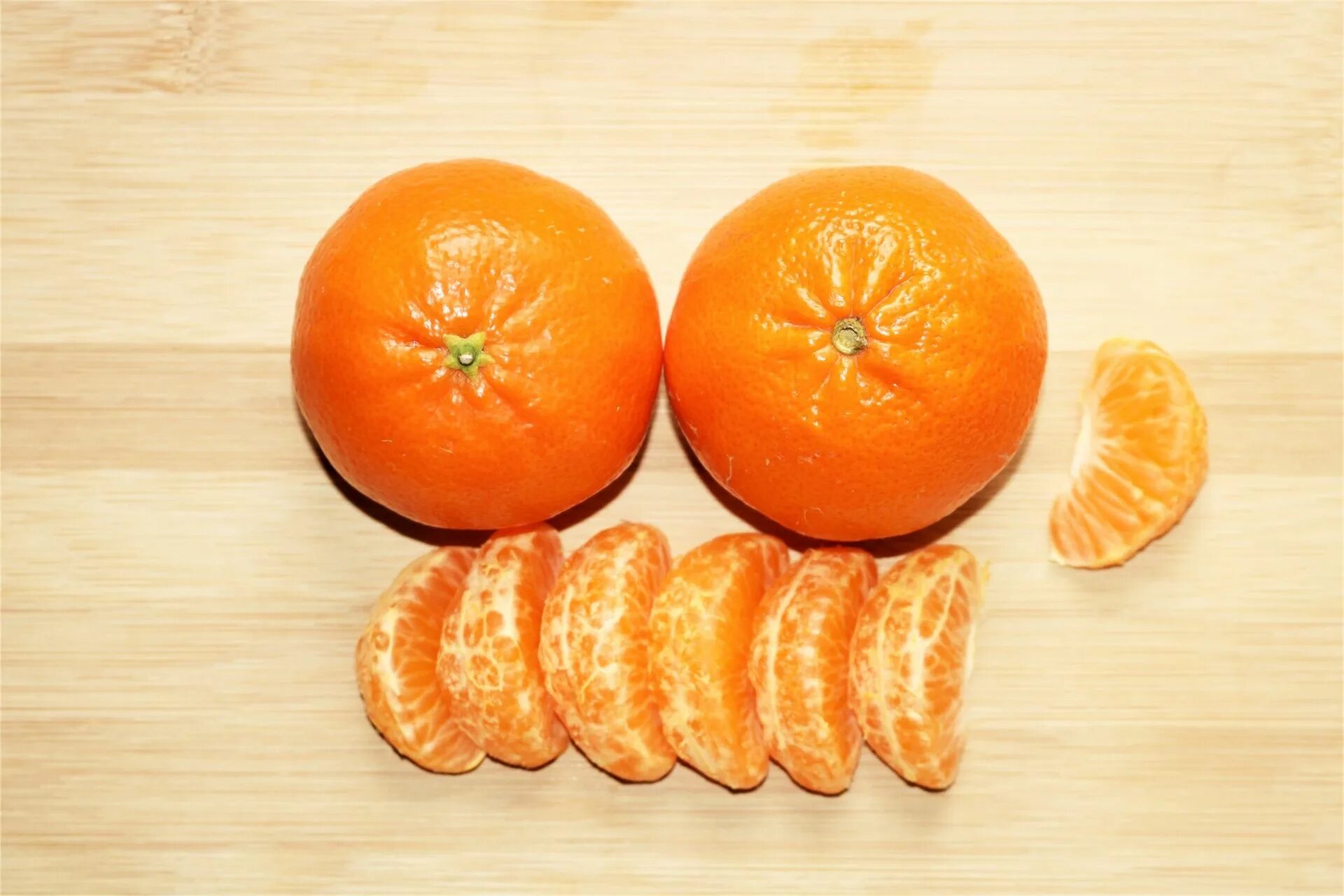 Two oranges. Два апельсина. Советские апельсиновые и мандариновые дольки. Две дольки мандарина. "Два апельсина", Москва.