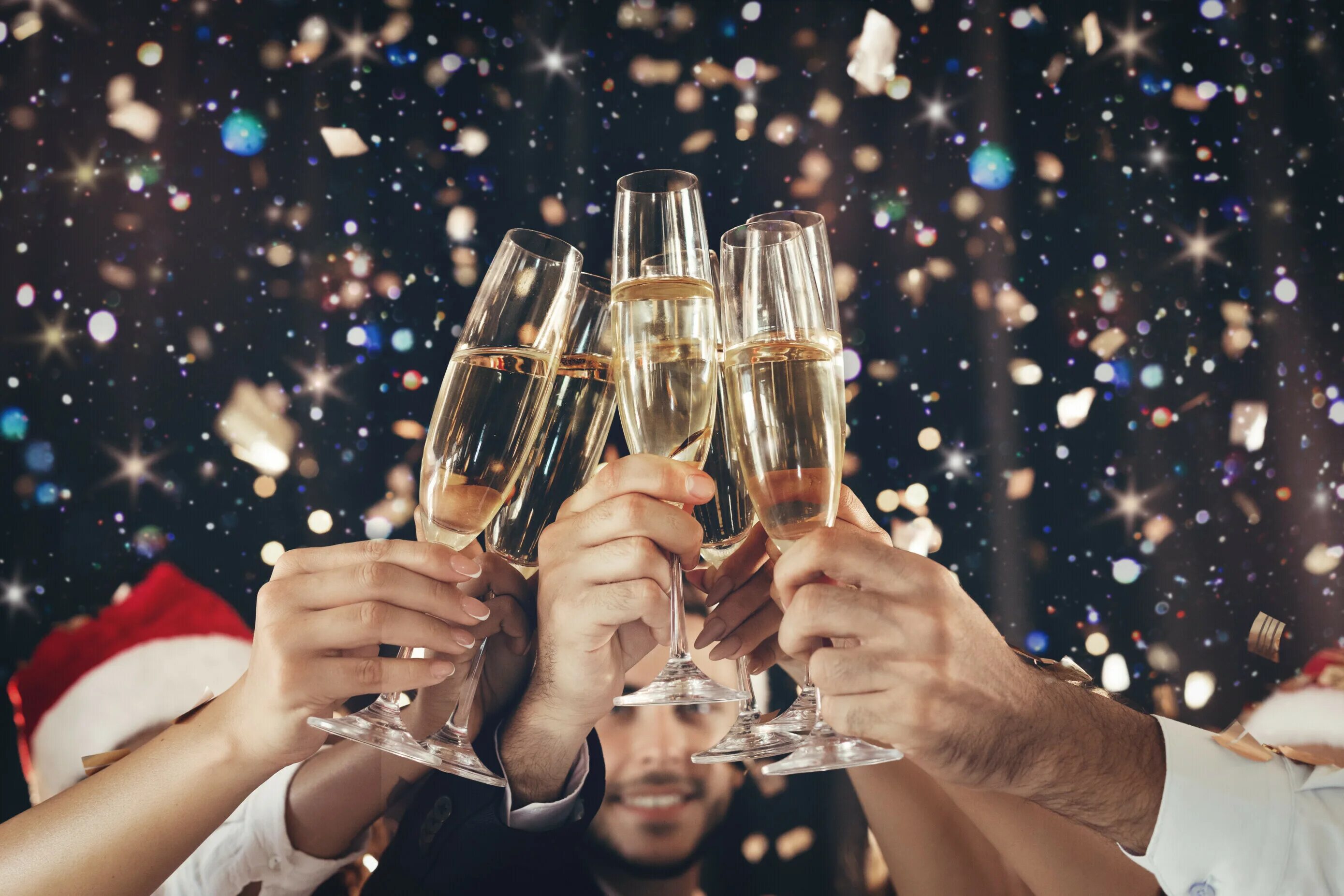 Боюсь нового дня. Бокал шампанского в руке. Шампанское новый год. Бокалы с шампанским. Новогодние бокалы с шампанским.