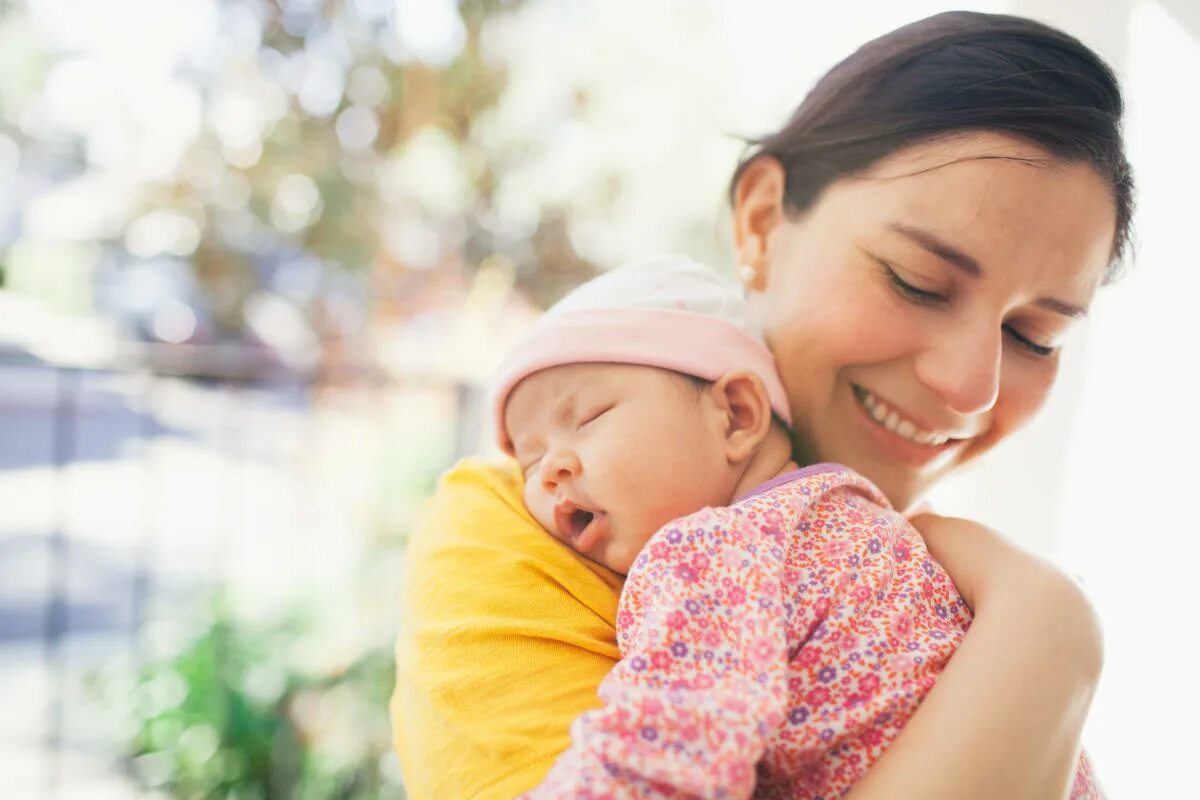 Няня для новорожденного. Baby daughter. Мама и новорожденный. Малыш и мама. Мама держит малыша.