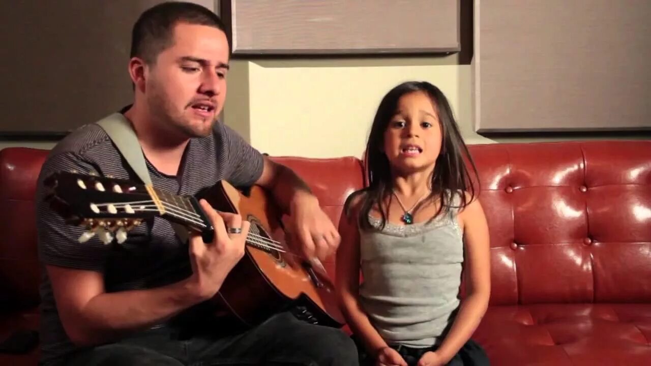 Девочка с отцом поют. Вокал дети. Занятия вокалом для детей. Девочка с отцом поют. Дети поют.