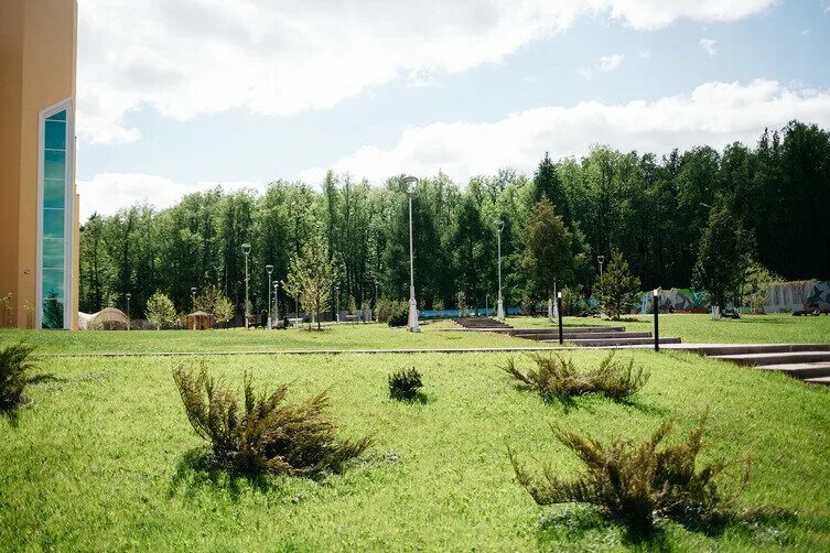 Отель красная пахра подмосковье. Красная пахра санаторий территория. Красная пахра спортплощадка. Amaks курорт красная пахра. Красная пахра санаторий территория.