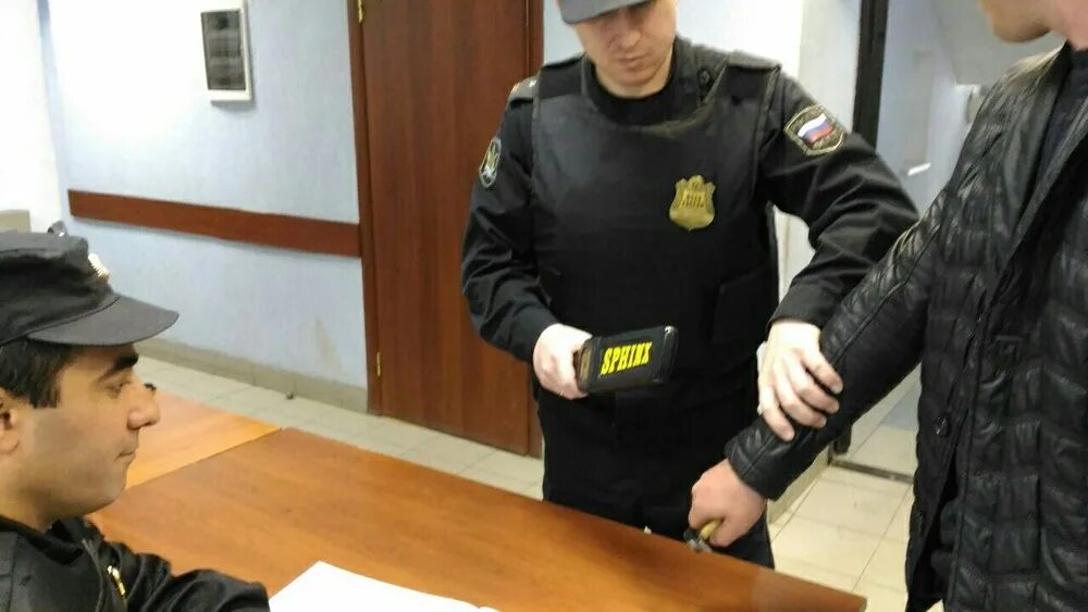 Газпромбанк приставы арестовывают. Газпромбанк приставы арестовывают. Судебные приставы череповец. Могут ли приставы арестовать пенсию. Приставы в аэропорту.