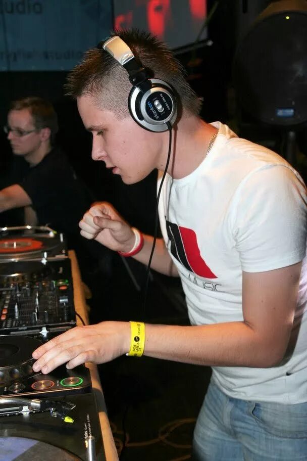 Майк познер ибица. Трек mike. Mike williams dj. Mike tompkins. Трек mike.