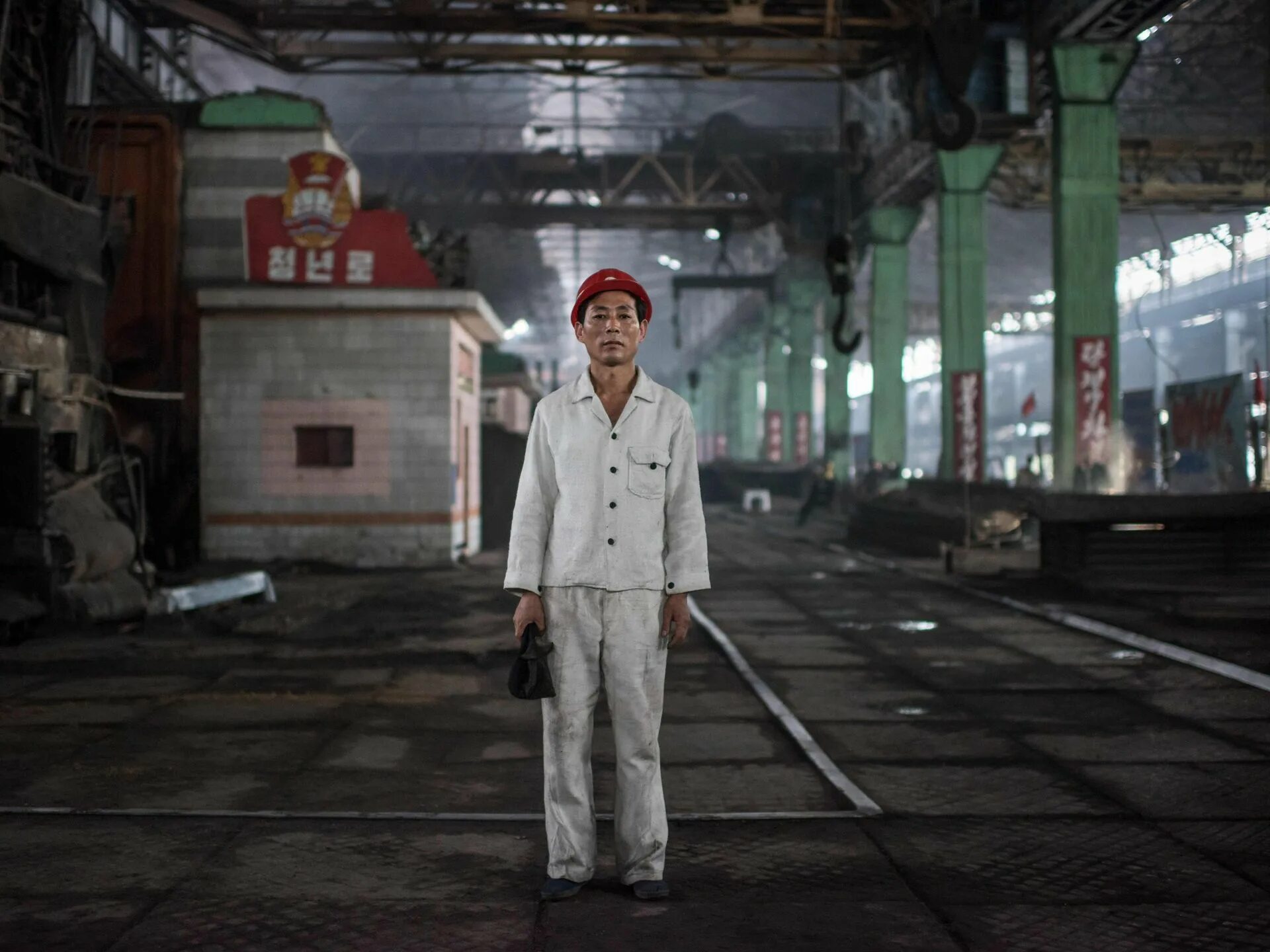 ким чен ын осматривает. ким чен ын на тракторе. кндр ким чен ын инспектирует завод. промышленность северной кореи. ким чен ын на заводе.