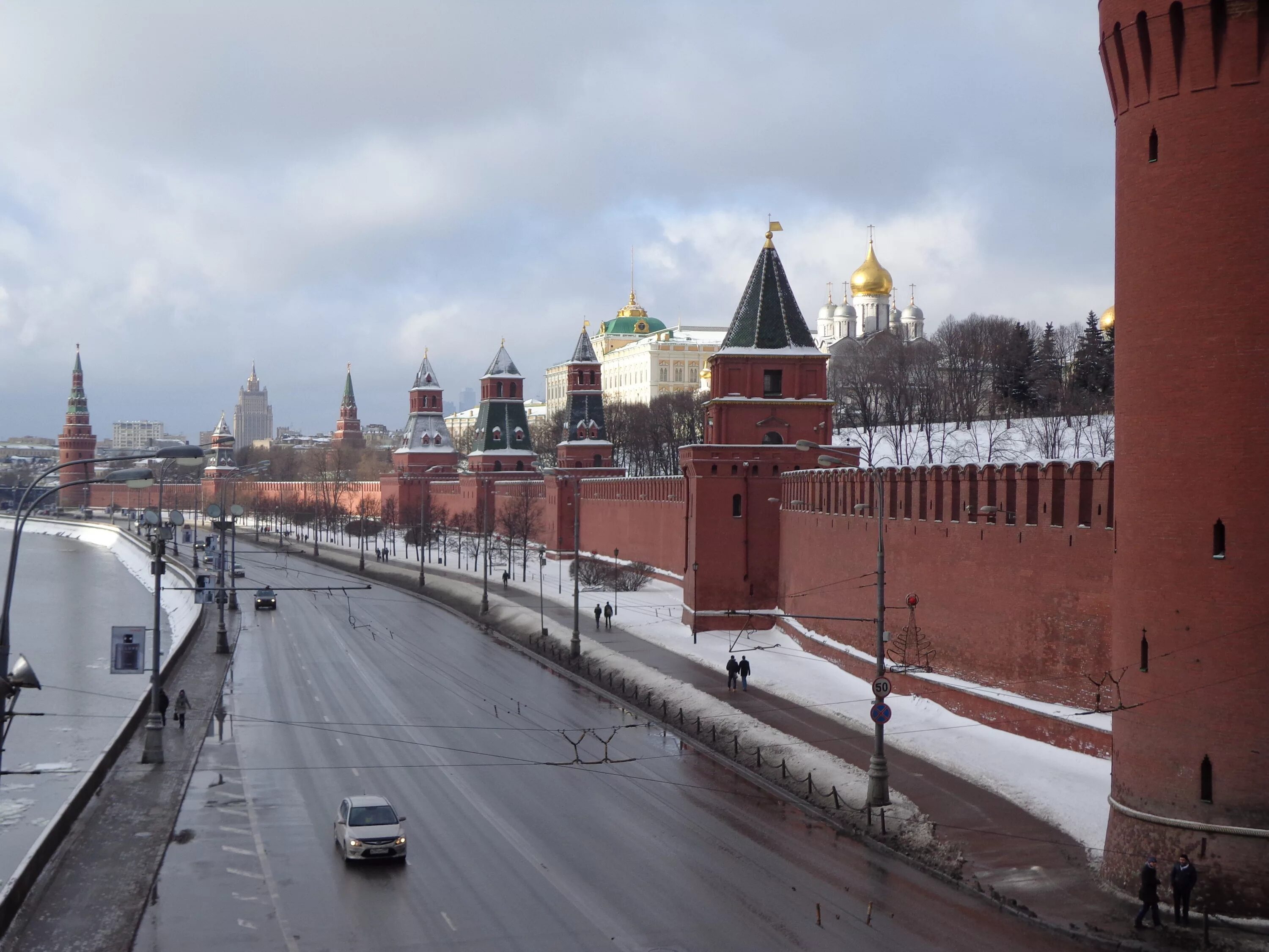 Ансамбль Московского Кремля. Ансамбль Кремля в Москве. Москва с величественным архитектурным ансамблем Кремля. Московский Кремль крепость в центре Москвы.