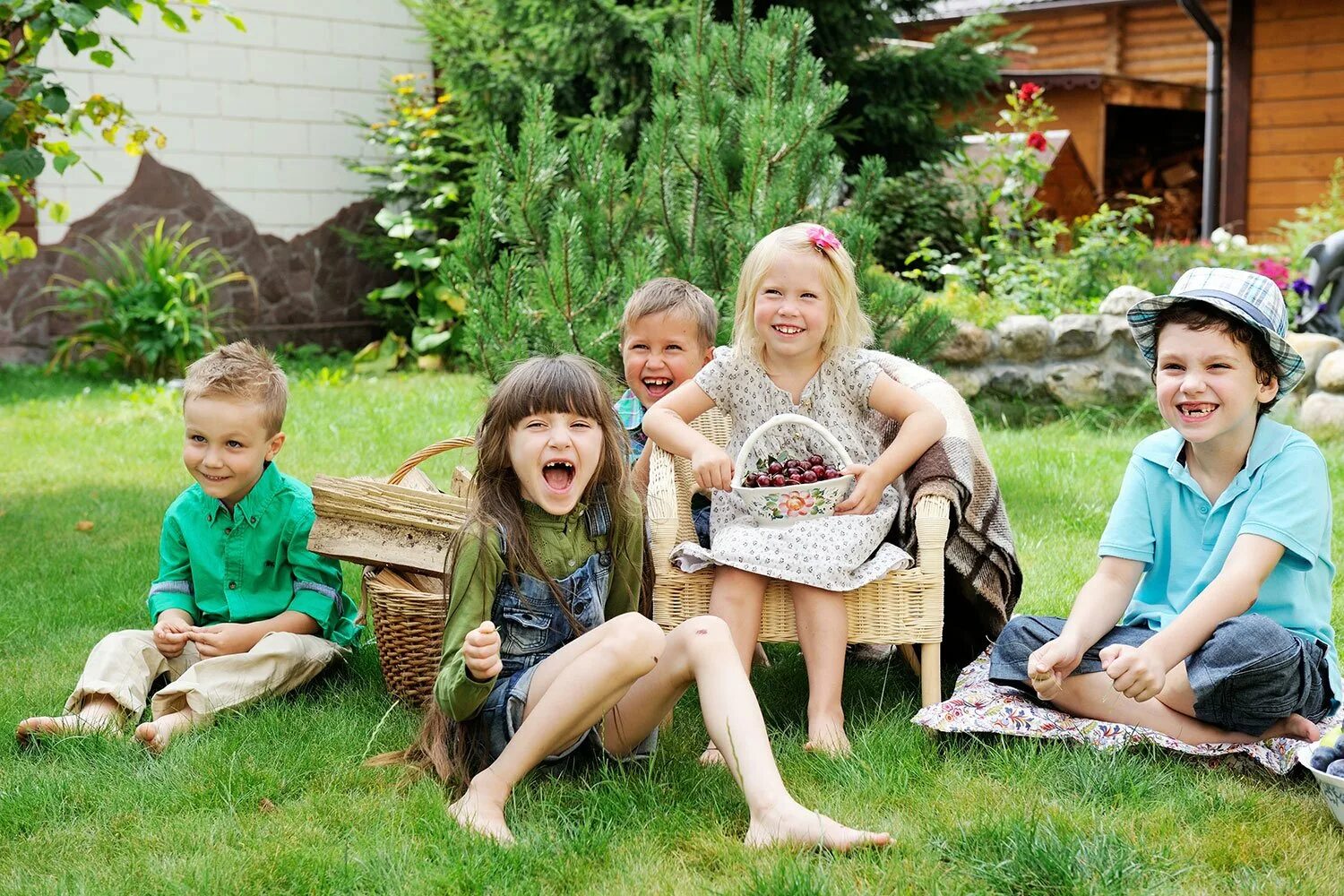 Счастливые дети на даче. Счастливое детство дача. Дети играют на даче. Итальянские дети на даче. Досуг дачи