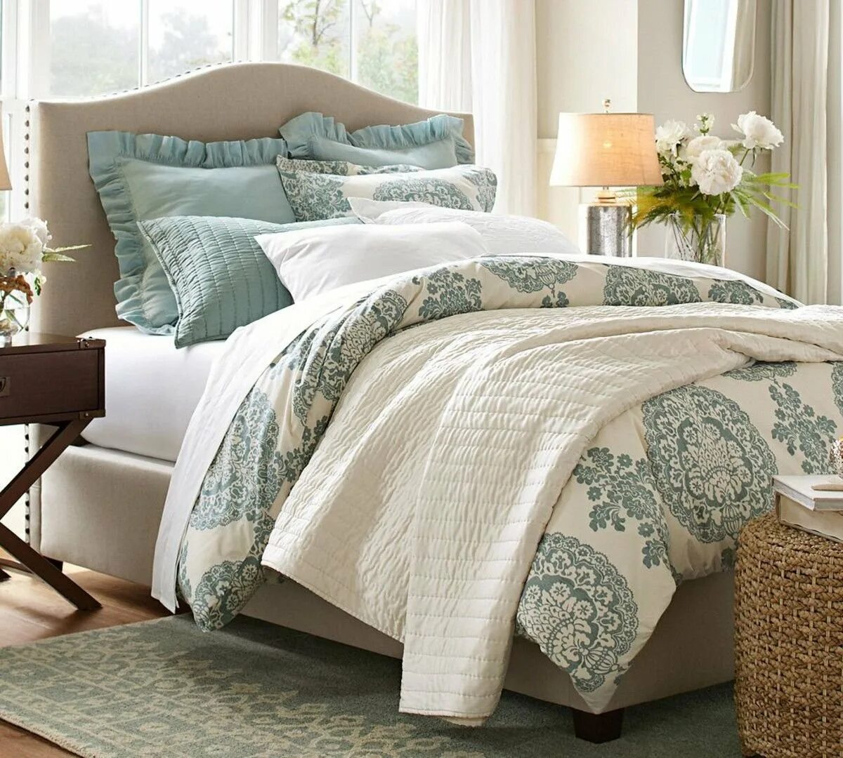 Текстиль в интерьере спальни. Pottery barn кровать. Декоративные подушки для спальни. Декоративные подушки на кровать. Текстиль кровати.