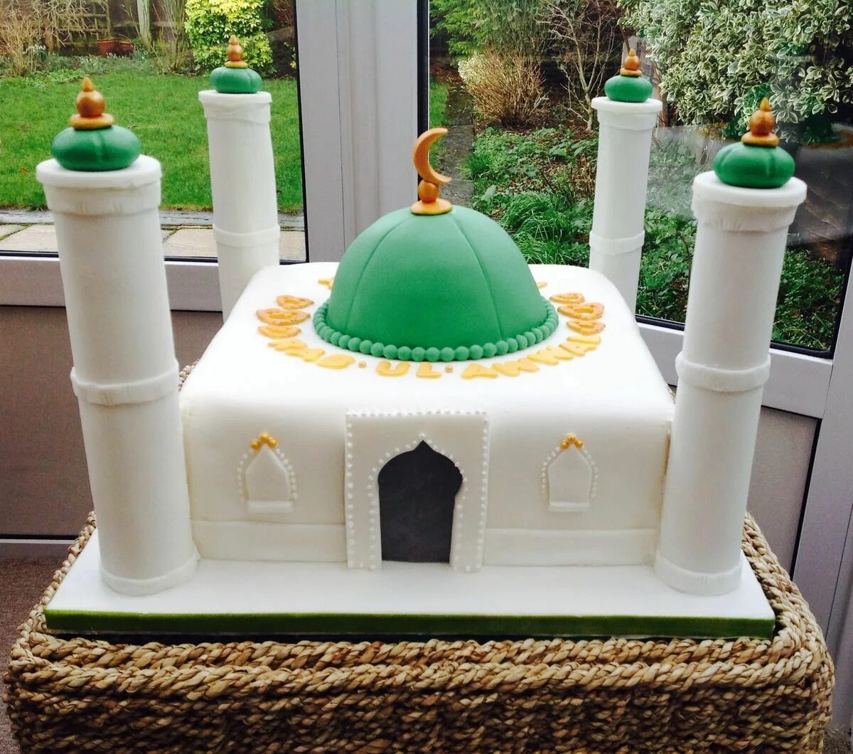 Поделка на уразу. Мусульманские торты Рамадан. Торт с Каабой. Торт в мусульманском стиле. Торт мечеть.
