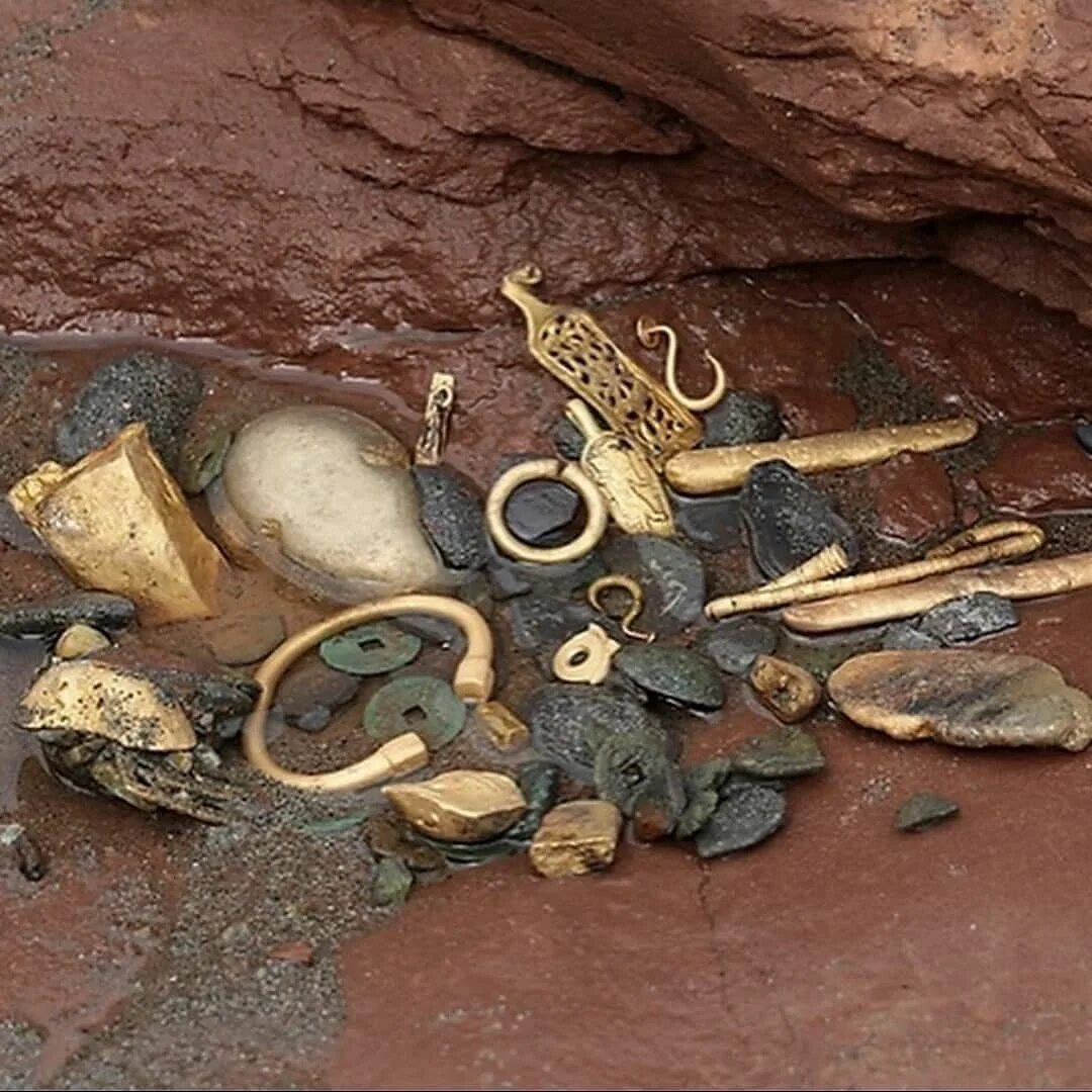 Stalker 2 артефакты. Ацтекские артефакты. Сталкер народная солянка 2016. Археологические находки. Сталкер клондайк артефактов.