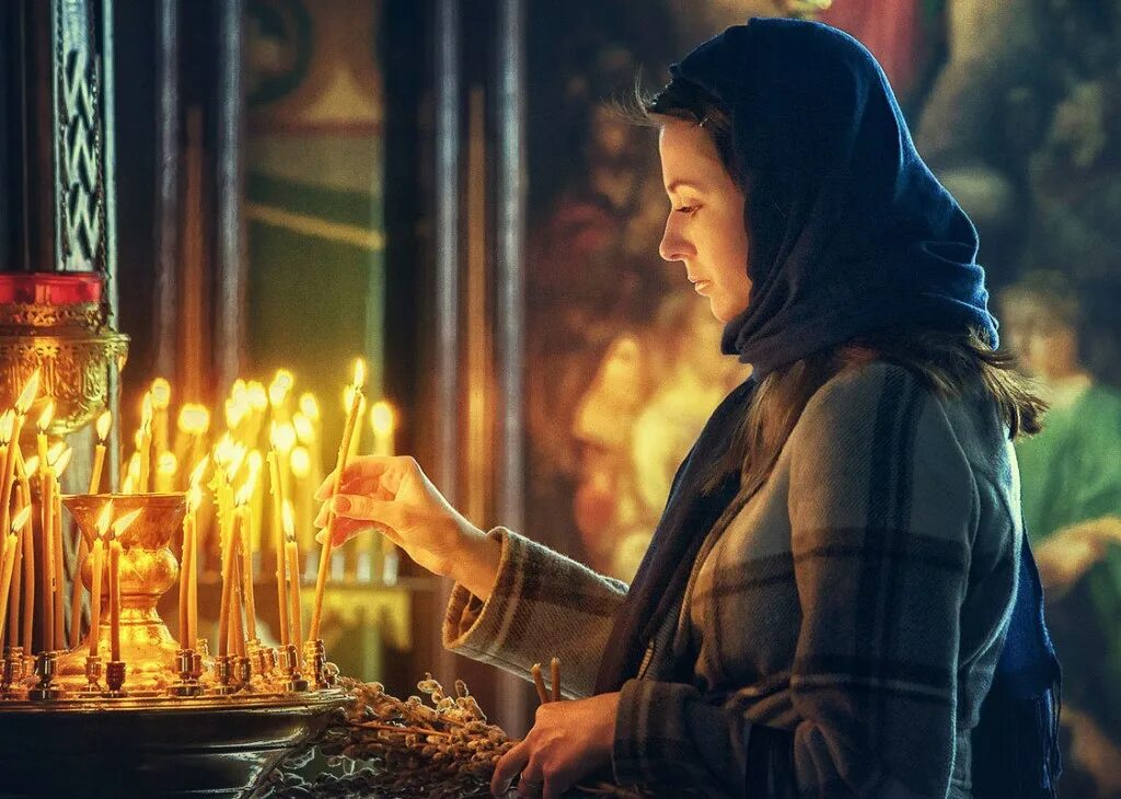 Девушка молится. Женщина молится на коленях. Женщина в храме. Молитва молящейся женщины. Девушка в платке в церкви.