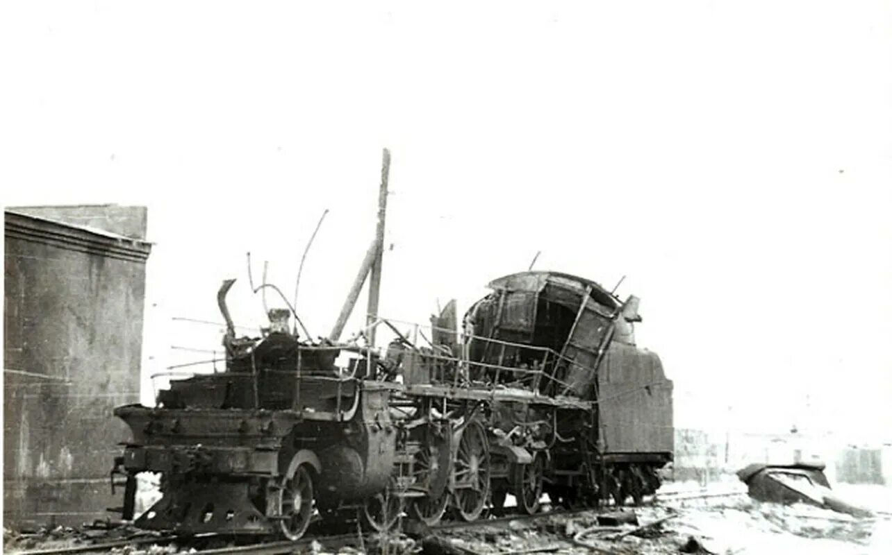 1850 паровые котлы 20 века. Взрыв котла паровоза на варшавском вокзале. Взорвавшийся паровоз. Взорванный котел паровоза. Взрыв паровоза на варшавском вокзале.