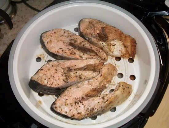 Рыба горбуша на пару. Горбуша запеченная в мультиварке. Горбуша на пару с овощами. Самая вкусная рыба на пару. Лосось с картофелем.