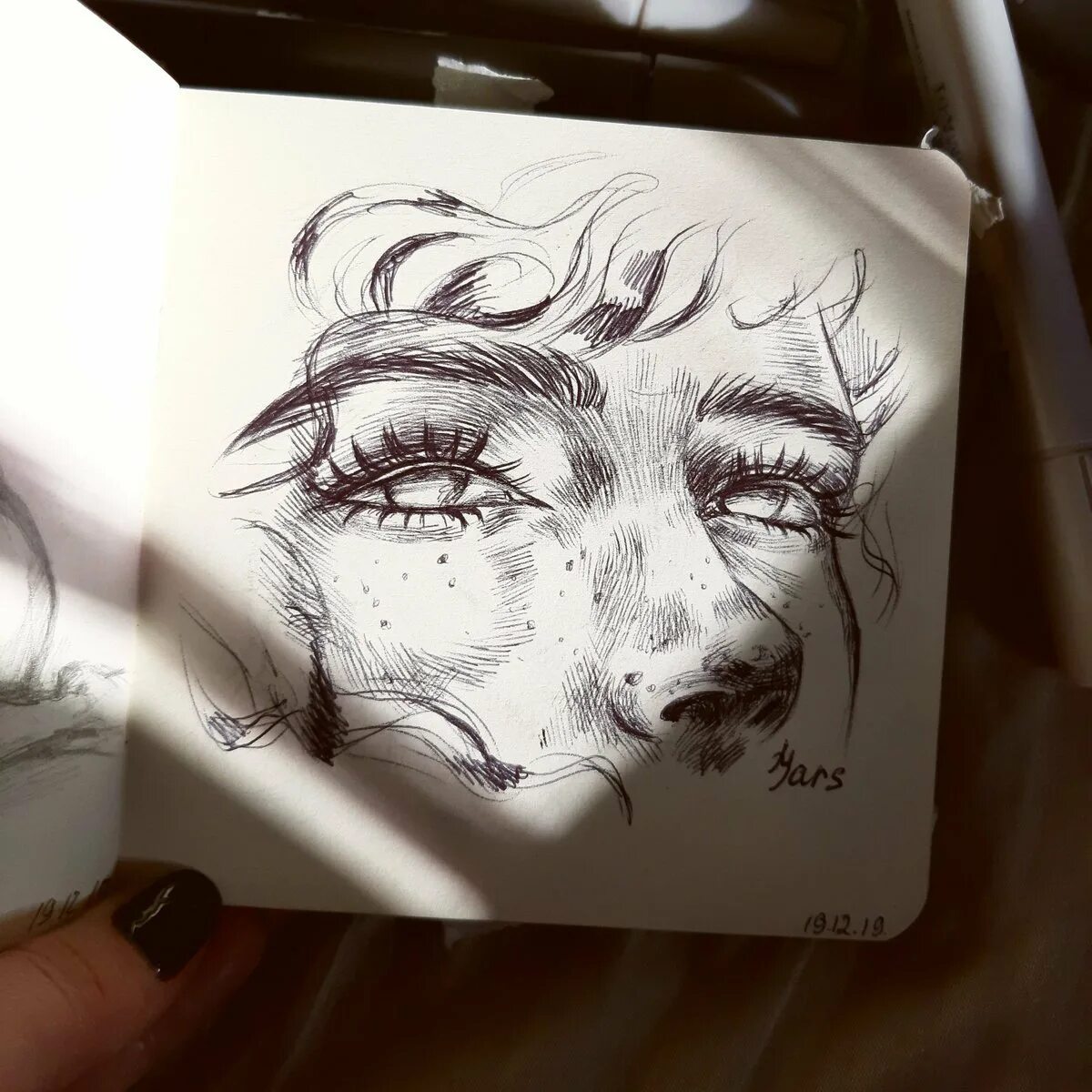 скетчбук руки. карандашные рисунки из инсты. блокнот для зарисовок. эстетичные идеи для рисования. рисунок скетчбук эстетика.