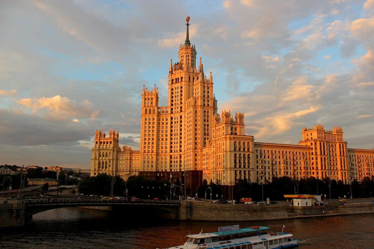 Здания сталинских высоток в москве. Чечулин сталинская высотка. Высотка на Котельнической набережной. Сталинские высотки дом на Котельнической набережной. Сталинская высотка в Москве на Котельнической набережной.