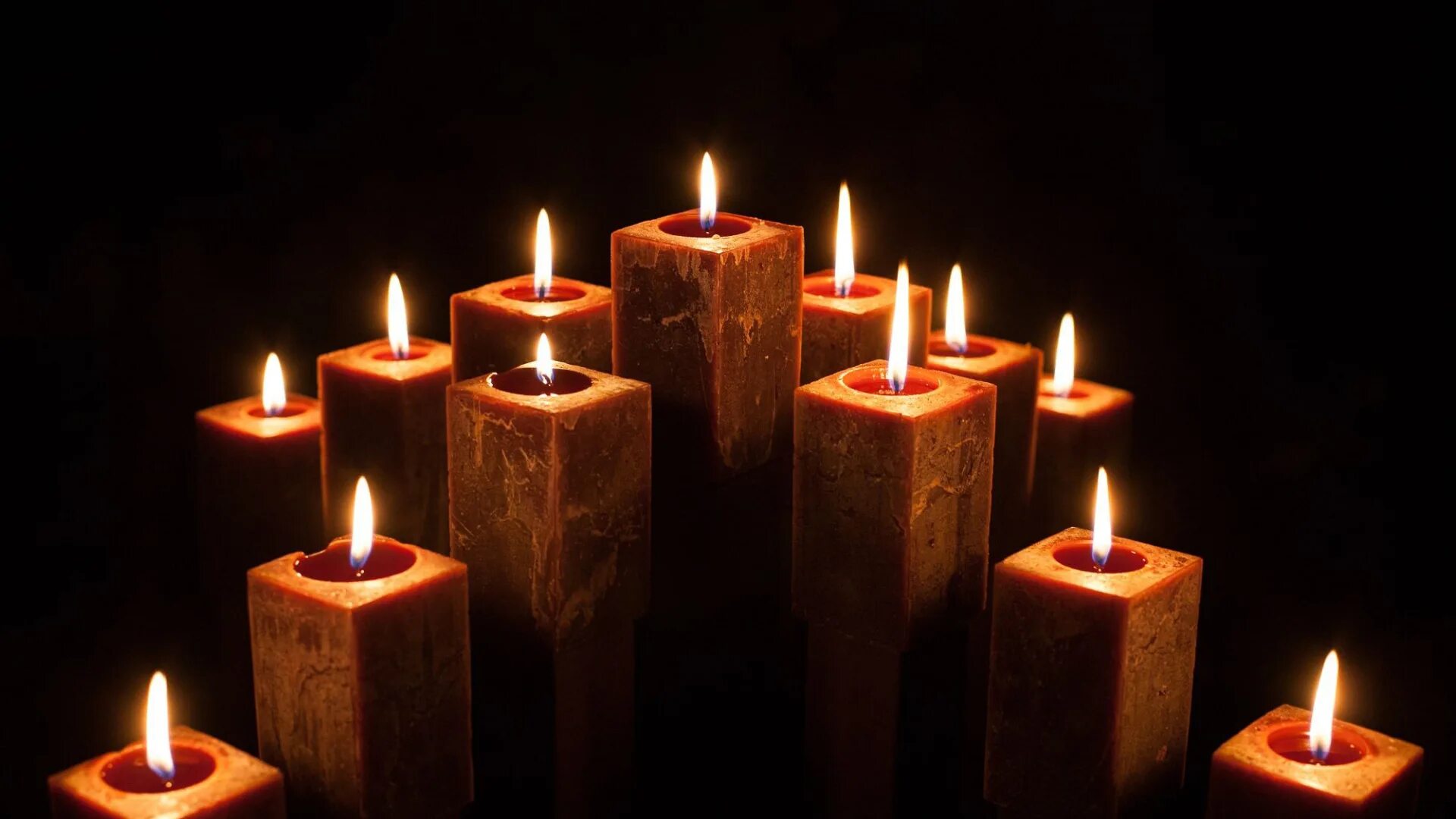 Свечка картинка. Горящая свеча. Горящие свечи. Свичи. Свеча на темном фоне.