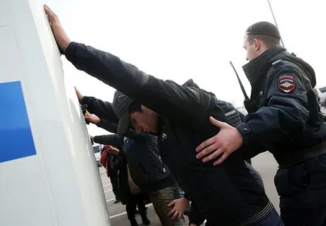 Бьют мигрантов