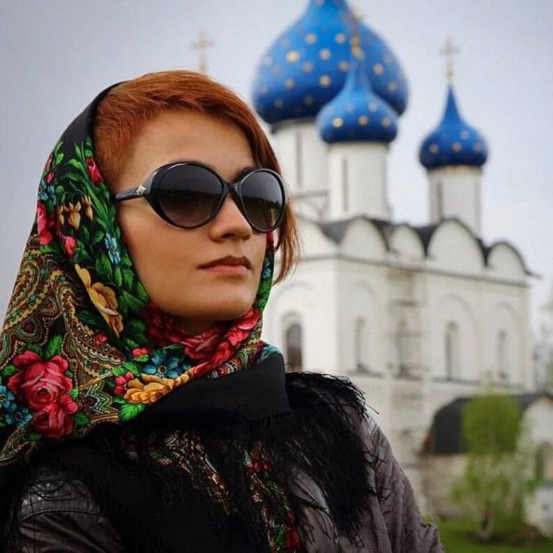 Платок фото. Павлово Посадский платок незнакомка. Павлопосадский платок незнакомка. Павловопосадский платок незнакомка красный. Платок незнакомка 5.