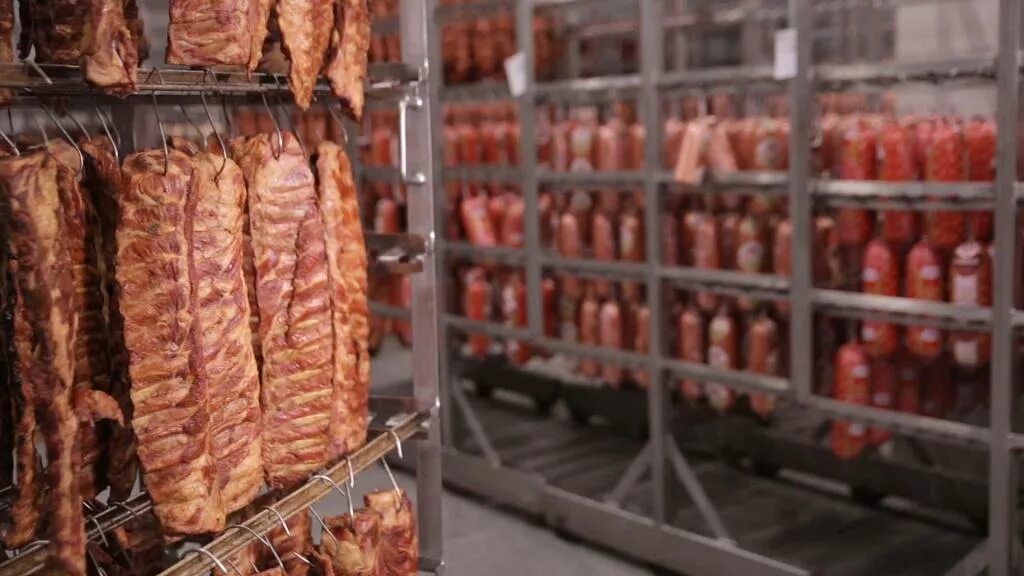 Срок хранения копченой колбасы. Технология копчение мясных продуктов. копченое мясо. условия хранения мясной продукции. срок хранения копченых продуктов.