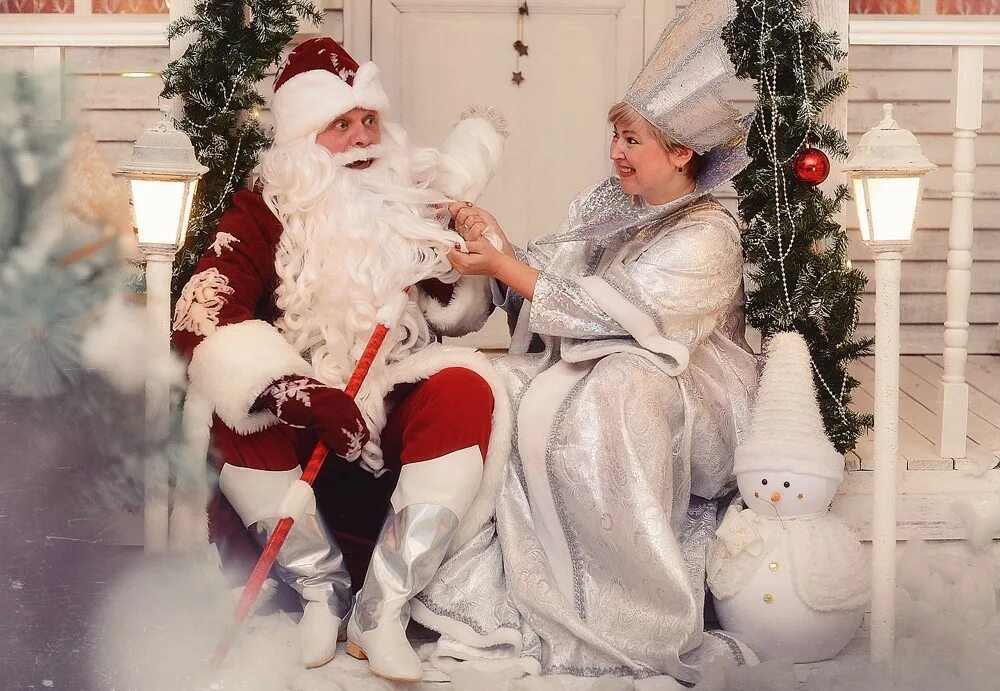 Фото деда мороза и снегурочки. Внучка деда мороза. Снегурочка нашла своего деда мороза. Дед мороз и снегурочка. Дед мороз со снегурочкокой.