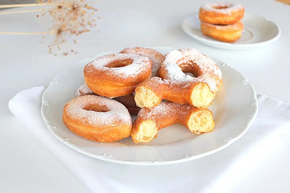 Соленые пончики. Пончик соль. Пончики с белой глазурью. Пончик "карамельный". Соленые пончики.