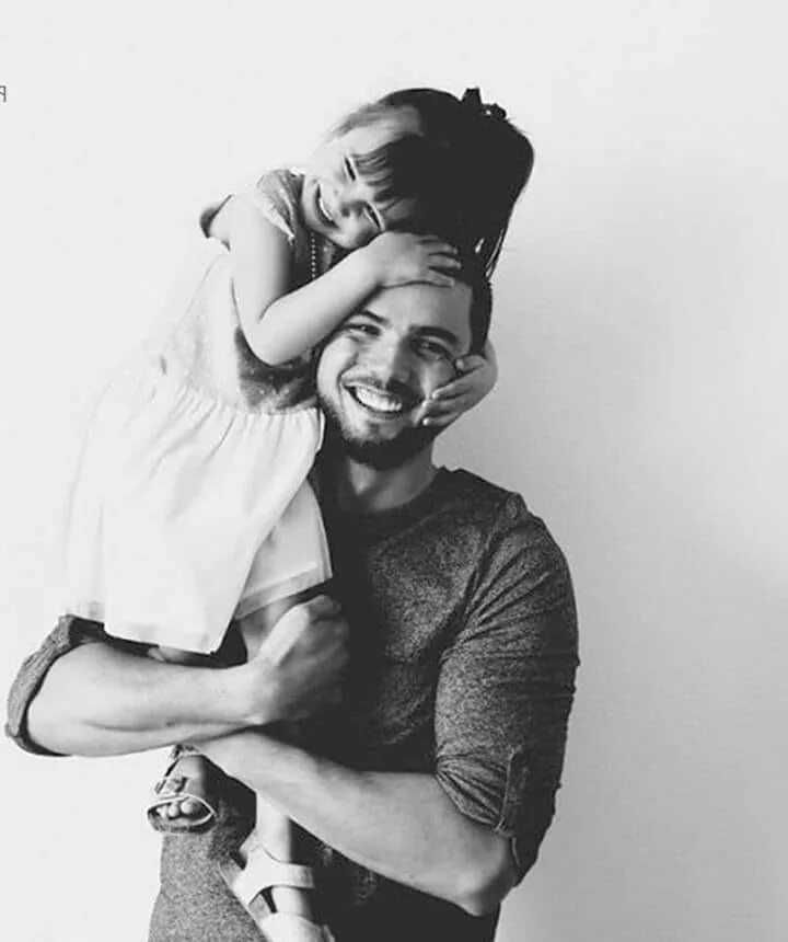 Фотосессия папа и дочка. Детям о папе. Мужчина с маленькой дочкой. Дочка накрасила папу. Отцы и дети.