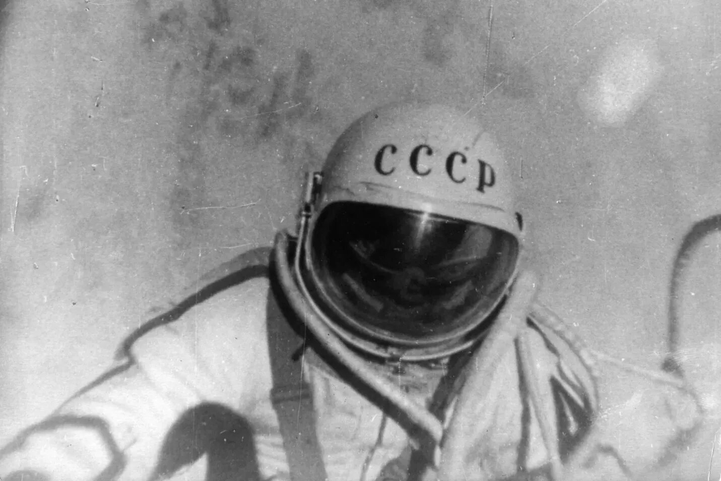 Первый совершил полет в космическое пространство. Алексей леонов первый в открытом космосе. алексей леонов в космосе. алексей леонов космонавт в открытом космосе. леонов первый выход в космос.