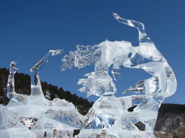 Лед 8 читать. Ледяные скульптуры на Ольхоне. Ольхон фестиваль ледяных скульптур. Фигуры из льда на Байкале. Ледяные скульптуры на Байкале.
