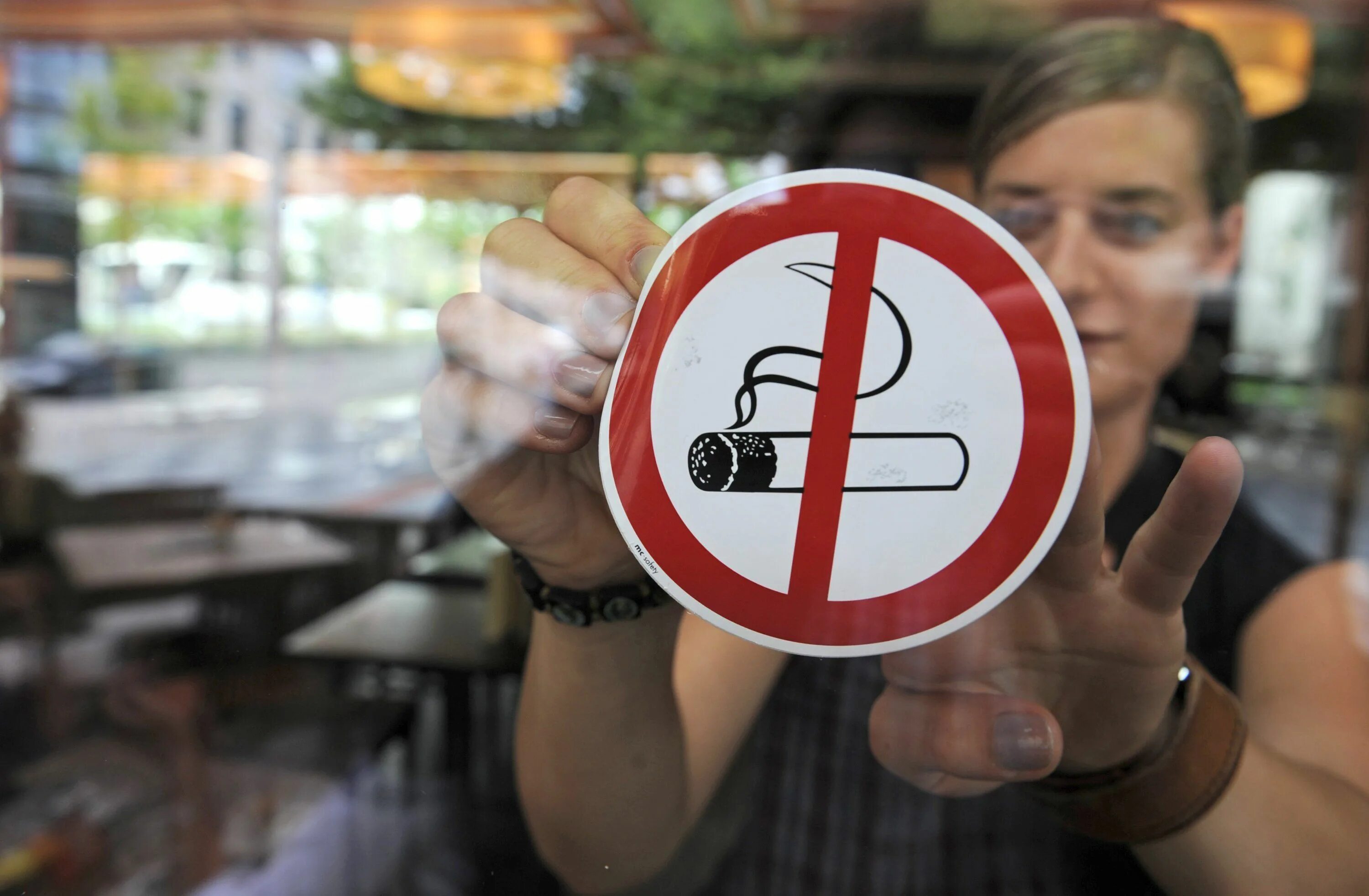 В россии запретят курить. Запрет курения. Курение в общественных местах. Запрет курения в общественных местах. Курение в запрещенных местах.