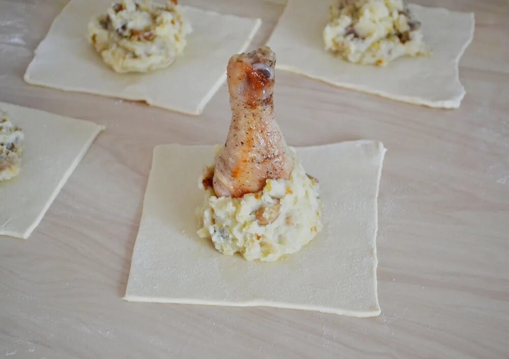 Куриные голени в слоеных мешочках рецепт. Куриные голени в мешочке. куриные ножки в мешочке. куриные ножки в слоеном тесте в мешочке. голень с пюре в слоеном тесте.