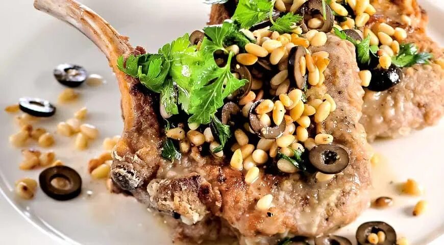 Блюда с кедровыми. Кус кус вареный калорийность. Блюда с кедровыми орешками. Салат со шпинатом и кедровыми орешками. Салат с кускусом и курицей.