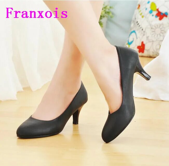 Туфли женские на каблуке. Туфли на маленьком каблуке. Свадебные туфли на невысоком каблуке. Туфли небольшом. Туфли честер женские.