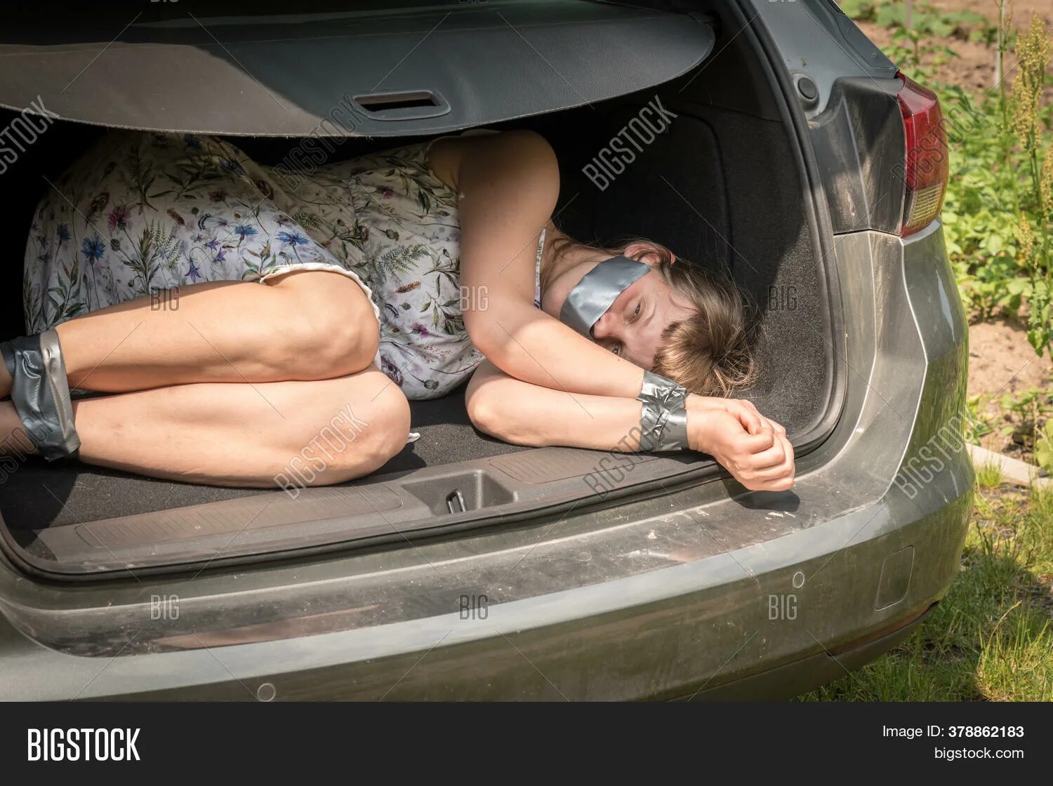 Похищенная девочка в багажнике. Девушка в багажнике. Похищение девушек в автомобиле. Девушка в багажнике машины. Девушка в багажнике.
