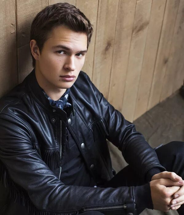 Молодые парни г. Ansel Elgort.