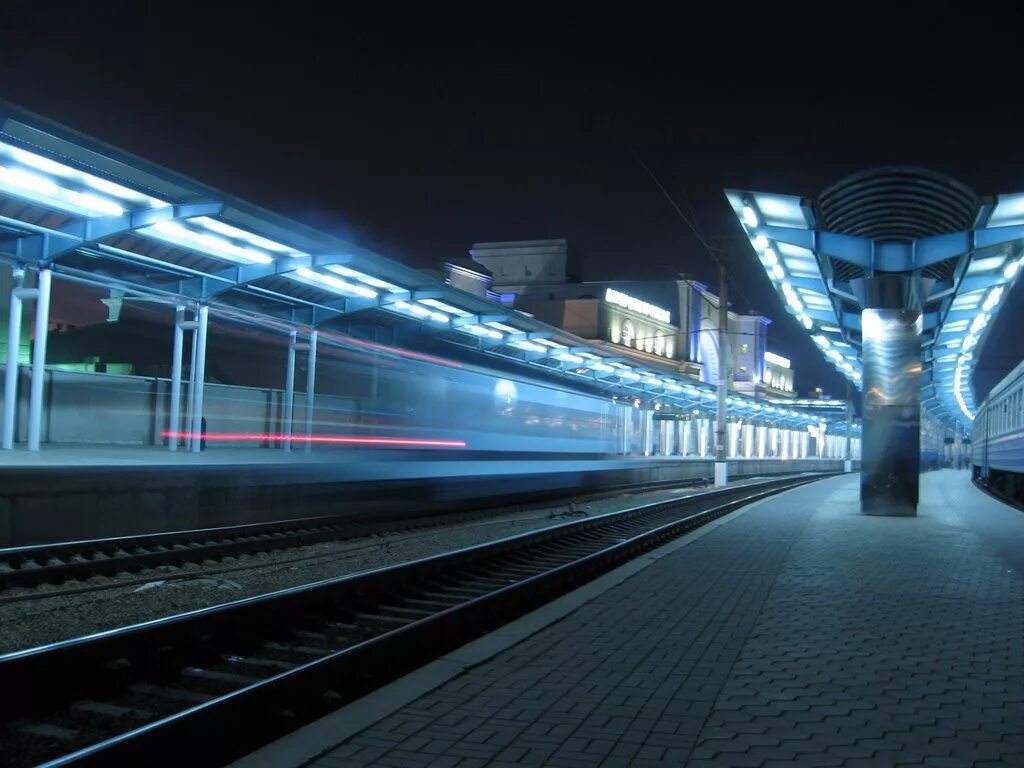 Длинный перрон. Вокзал ночью. Поезд на вокзале. Поезд ночью. Современный вокзал.