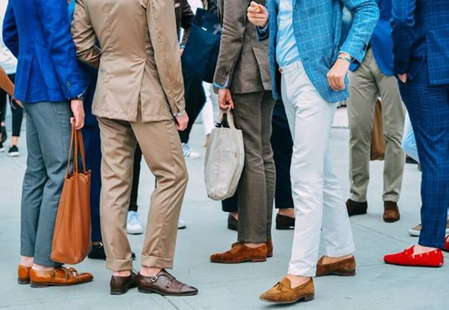 Носки под топсайдеры. Мужские туфли без носков. Одевать ли. Стрейт стиль одежды. Мужчина в конверсах.