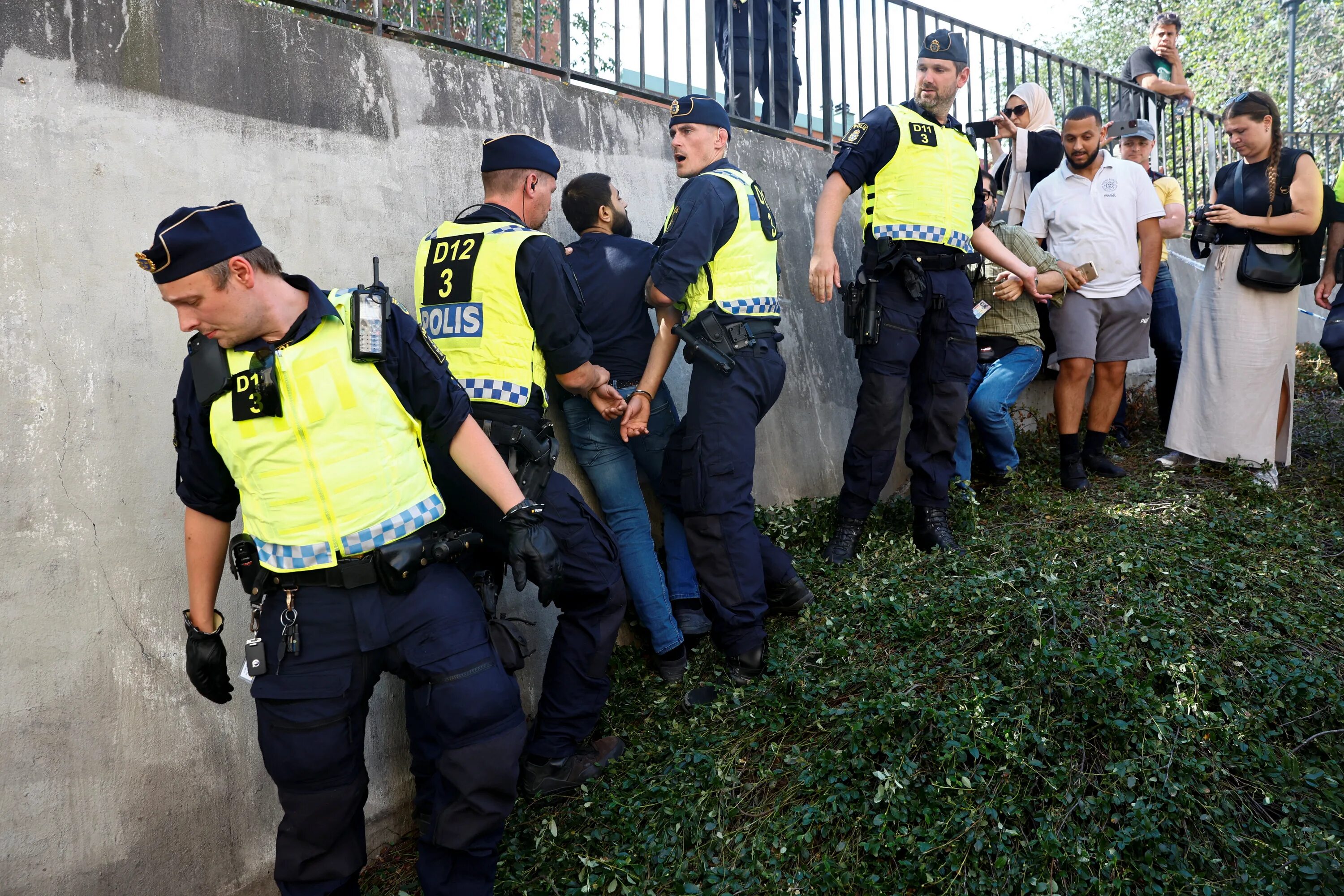 Человек который сжег коран. Шведские полицейские. Полиция Швеции. Турецкая полиция. Охрана полиция.