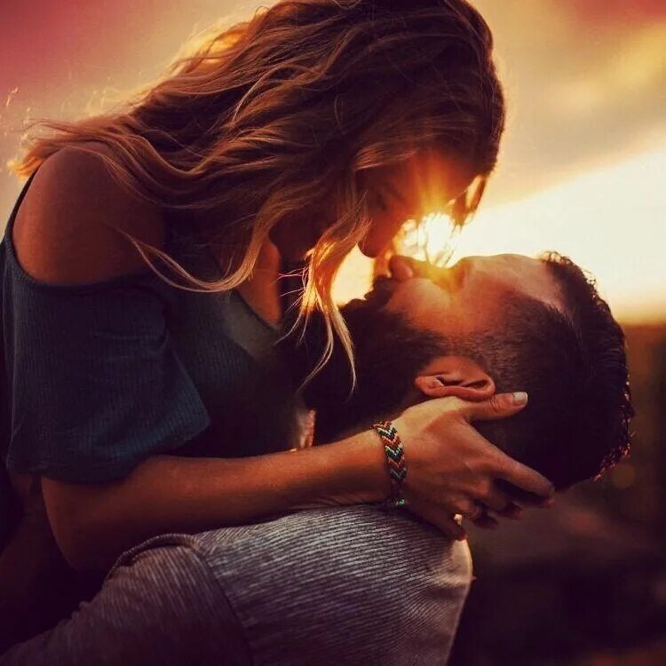 Утопаю в нежности твоей. Светлая любовь. Подари мне объятия. Парень и девушка в ромашках. Согреться поцелуем.