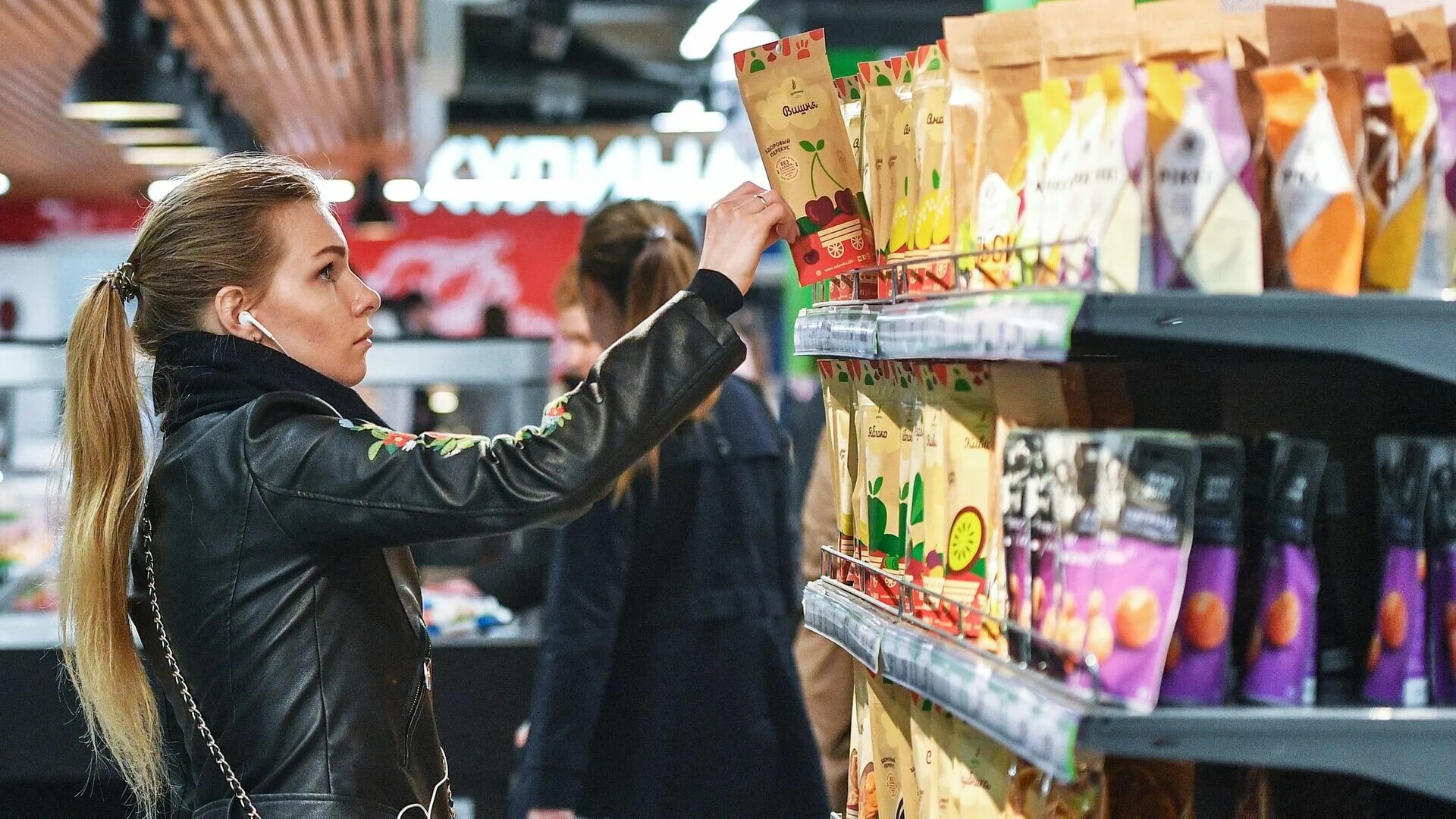 1 the new supermarket. Магазин. Лента на кассе в супермаркете. Перекресток покупатели. Красивые девушки магазина перекресток.