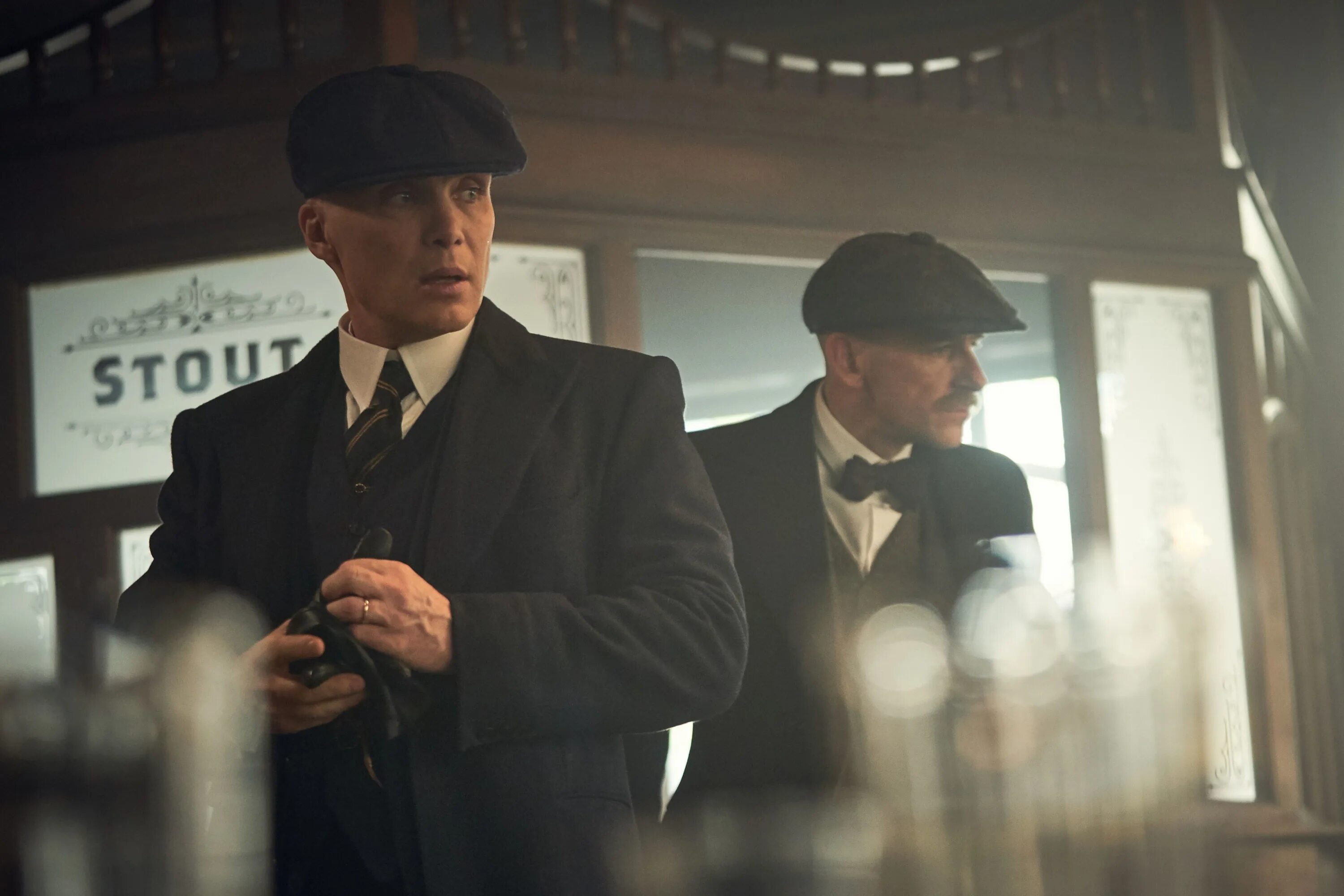 Истории козырьки. Киллиан мёрфи острые козырьки. peaky blinders артур шелби. киллиан мёрфи острые козырьки 6 сезон. эдвард нортон острые козырьки.