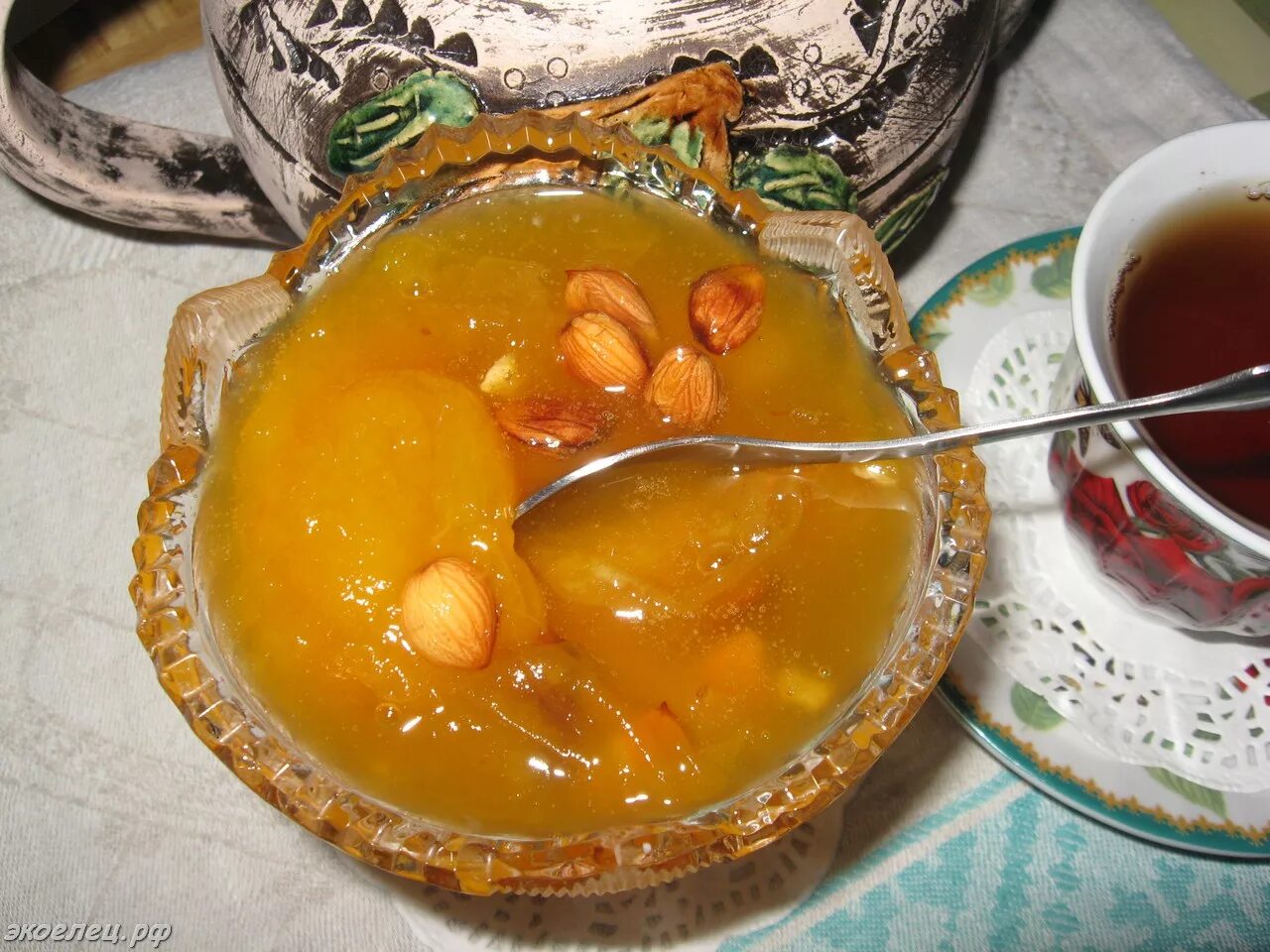 Варенье с грецкими орехами и абрикосами. Абрикосовое варенье с грецкими орехами. абрикосовое варенье с косточками. абрикосовое варенье с орешками. варенье из абрикосовых косточек.