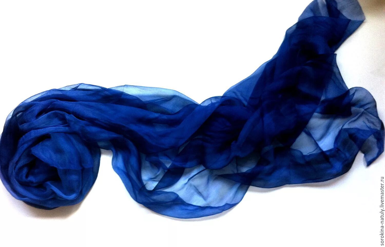 Струящаяся ткань. Шифон. Шелковый шарфик. Развивающийся синий шарф. Испанский традиционный шарф вуаль