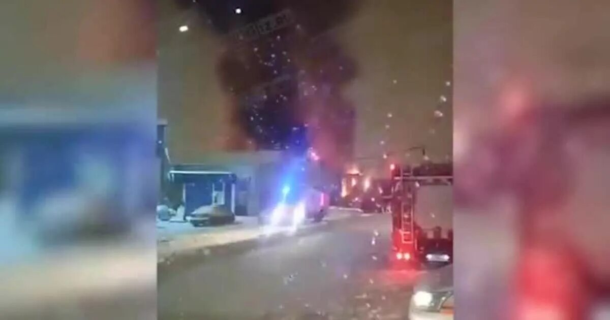 Склад вб в санкт петербурге горит. Пожар на салова. пожар на салова спб. пожар в санкт-петербурге фрунзенский район сейчас. пожар во фрунзенском районе сейчас в спб.