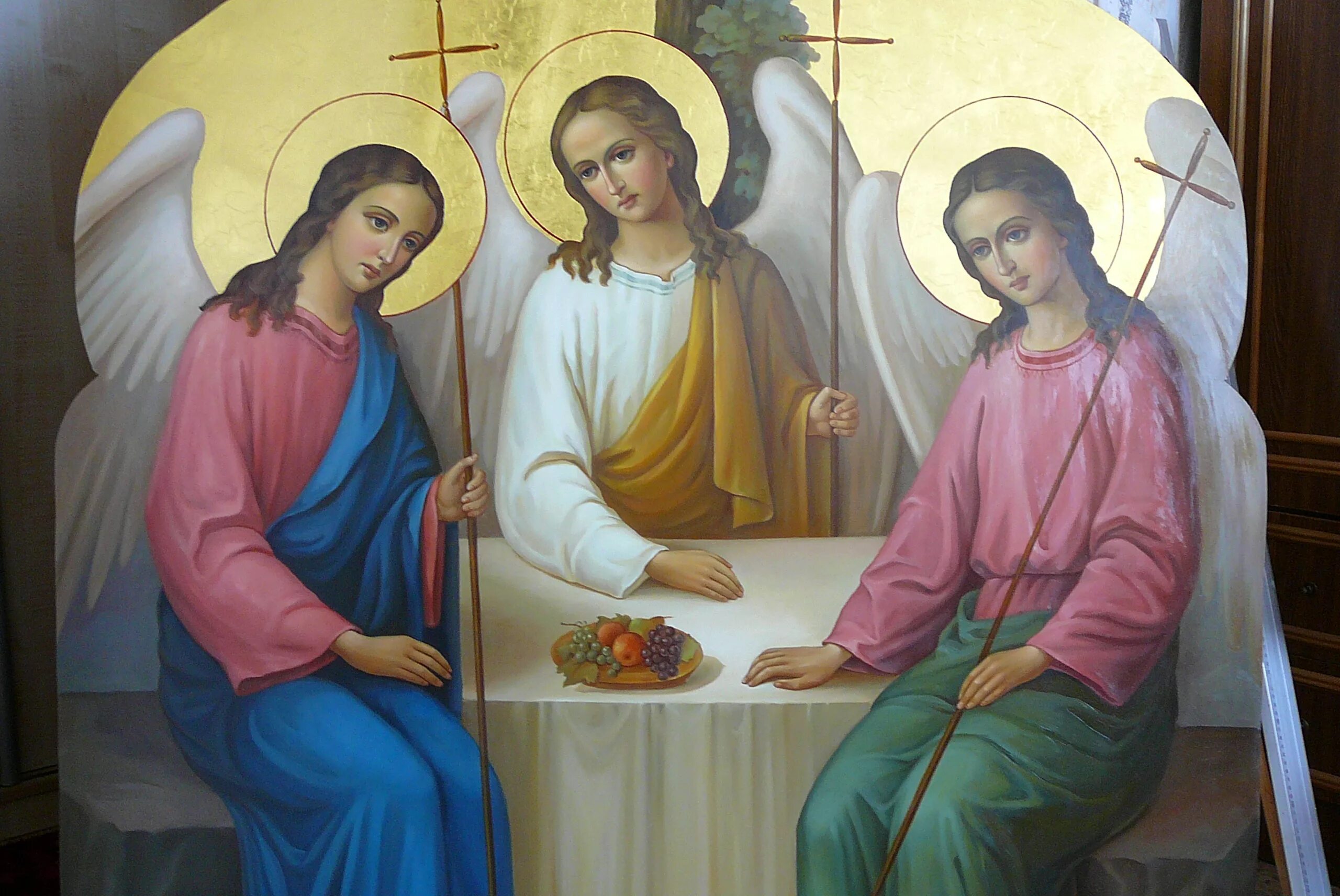 Пресвятая троица. Святая Троица икона с праздником. Троица праздник икона. Праздник Святой Троицы икона. Пресвятая Троица икона Православие.