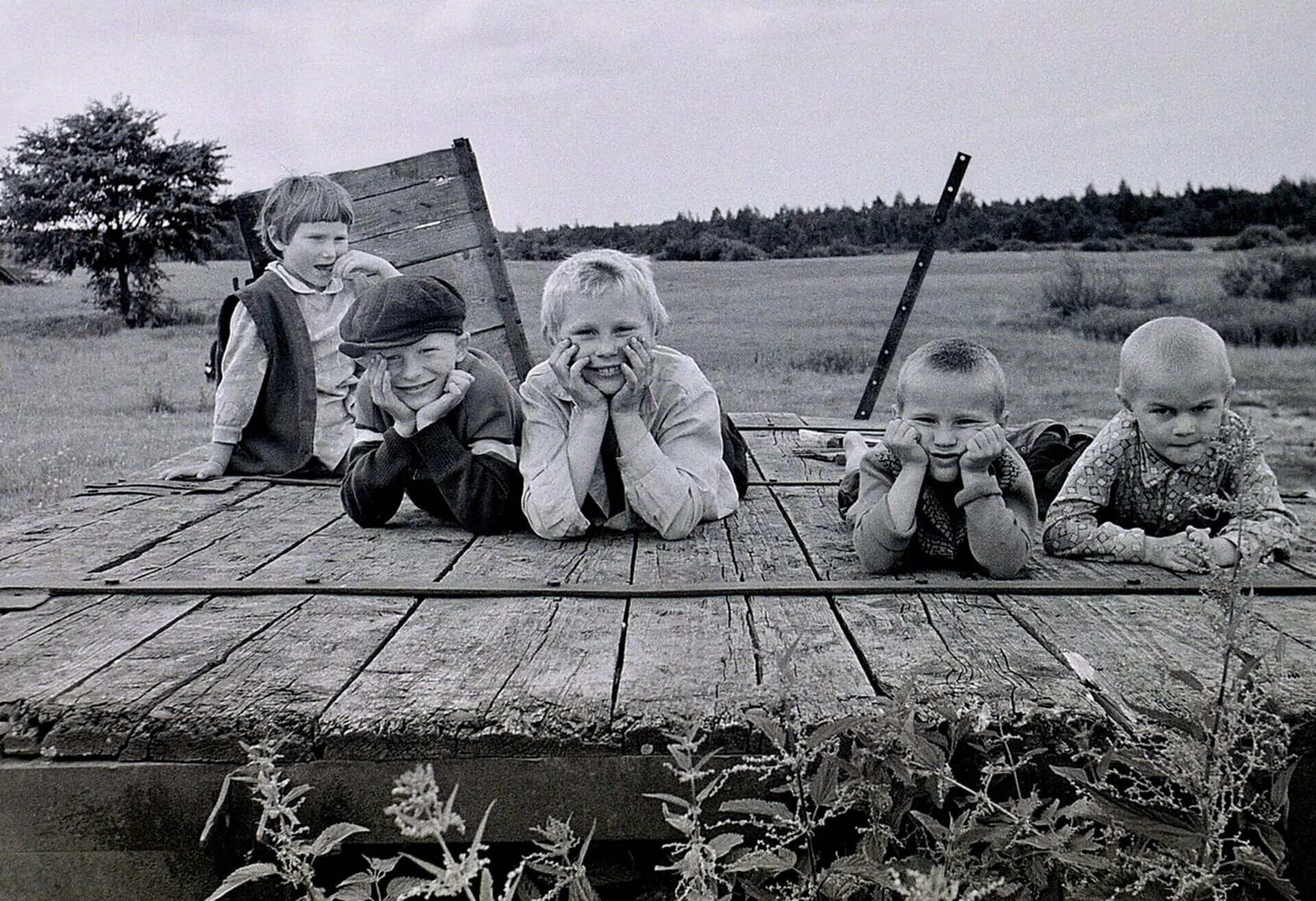 В первые годы детства человек проходит конечно. Советское детство. Советское детство лето. Советское детство в деревне. Лето советские дети.