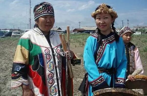 Нивхи и айны сахалина. Коренные малочисленные народы сахалина нивхи. Южно сахалинск национальность. Коренных малочисленных народы дальнего востока. Нанайцы ульчи нивхи.