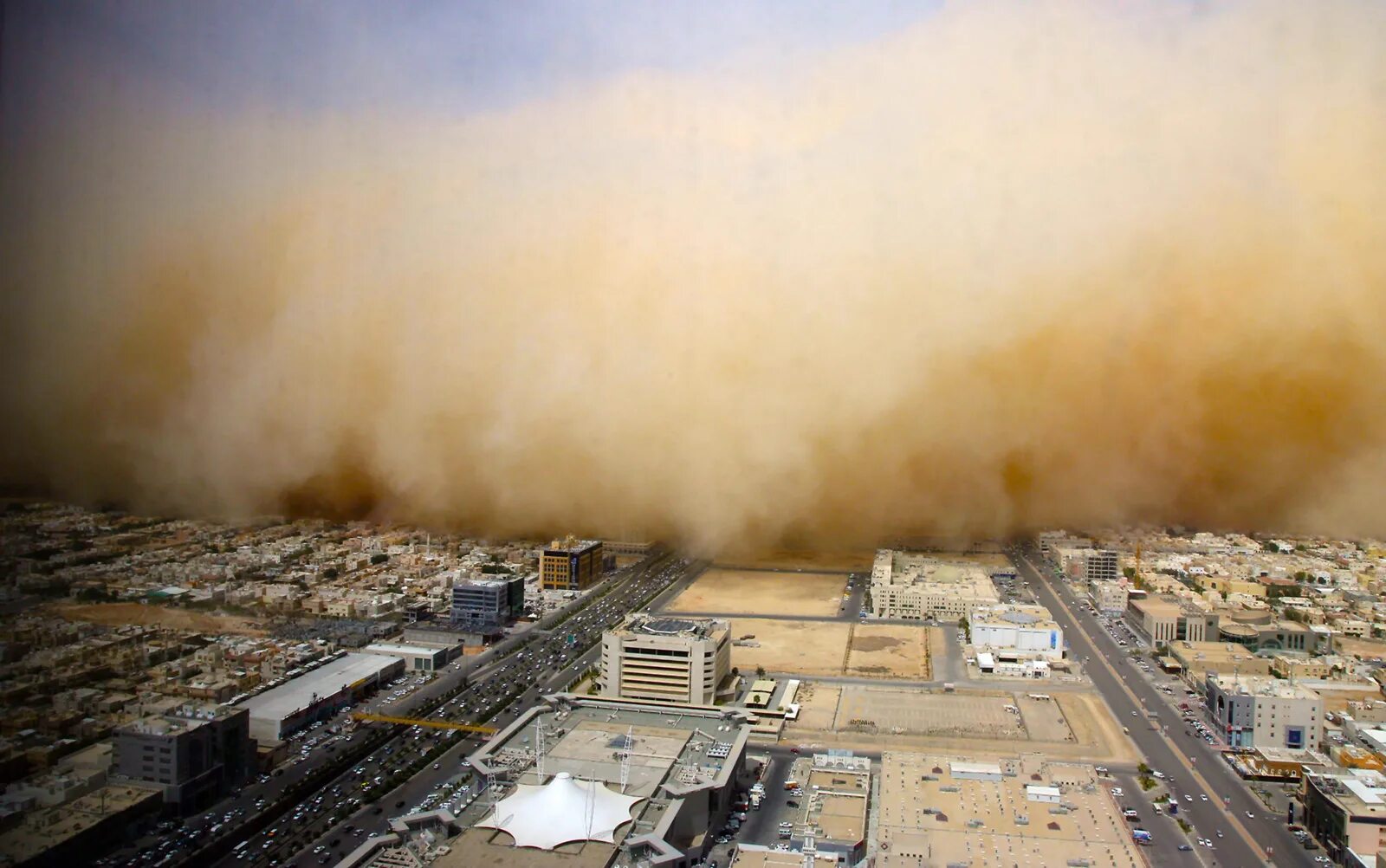 Пыльный город где то. Самум Песчаная буря. Песчаная буря Саудовская Аравия. Самум в пустыне. Песчаная буря в ОАЭ.