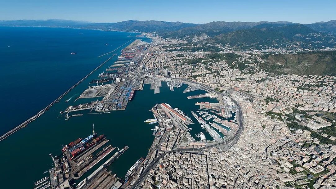 Город и порт в италии. Порт Генуя Италия. Генуя Италия морской порт. Старый порт Генуи. Порт Генуя вид сверху.