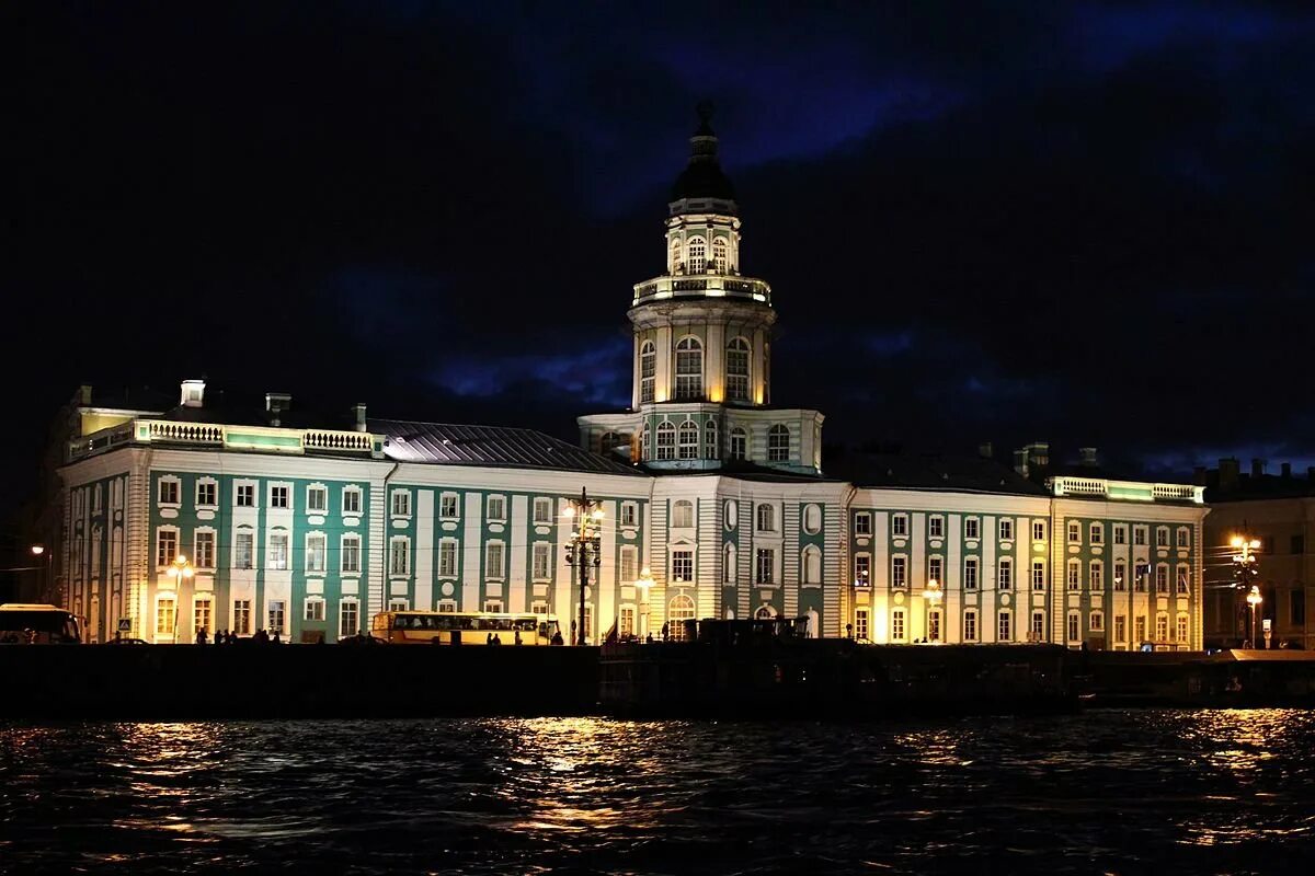 Петербургская кунсткамера. Кунсткамера санкт-петербург. кунсткамера санкт-петербург ночью. кунсткамера стиль барокко.