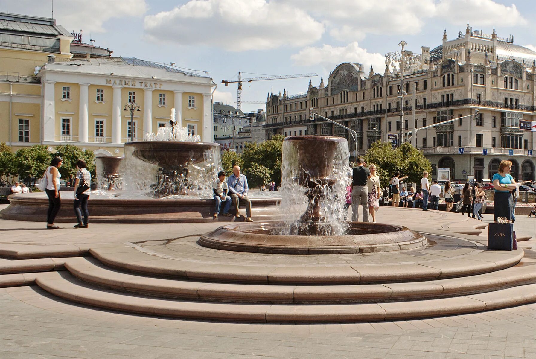 Площадь здания театра. Большой театр. Площадь здания театра. Площадь здания театра. Площадь здания театра.